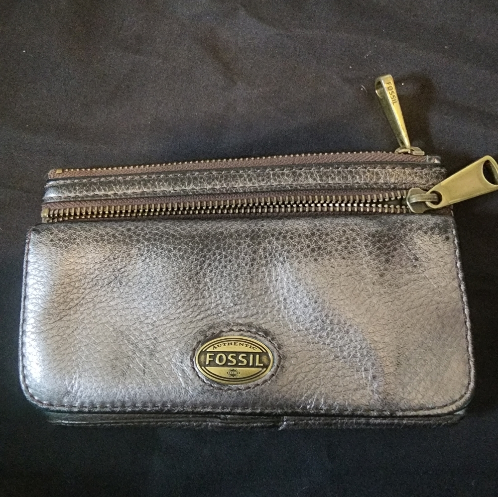 Fossil Madison Slim Clutch Wallet Silver Metalic Leather Snap Closure